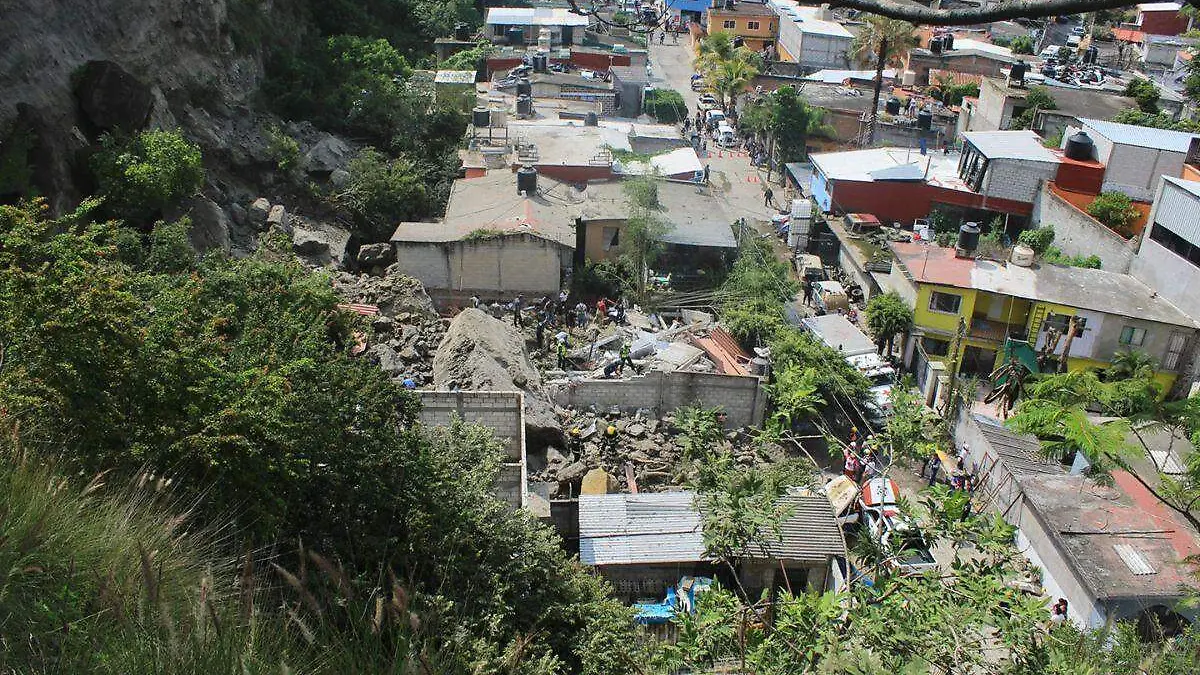 Cerro se desgaja sobre viviendas en Cuernavaca